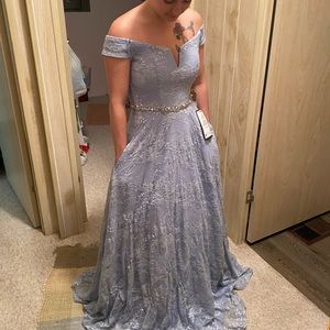 Off shoulder sleeves, pockets,long length,zips and clips in back. Size 3 .